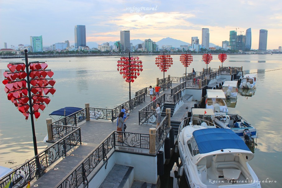 เที่ยวเวียดนาม vnjoytravel vietnam ดานัง  Danang Da Nang ปลาหัวมังกร สะพานแห่งความรัก dragon carp love pier tuong ca chep hoa rong ben tau tinh yeu