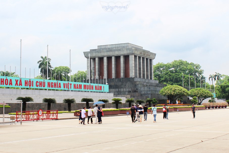 เที่ยวเวียดนาม vnjoytravel vietnam ฮานอย Hanoi สุสานโฮจิมินห์ จัตุรัสบาดิ่่นห์ Ho Chi Minh Mausoleum Ba Dinh Square