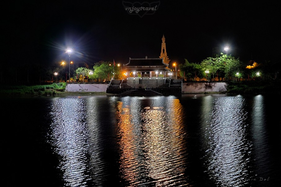 เที่ยวเวียดนาม vnjoytravel vietnam กว๋างจิ Quang Tri ท่าเรือถาฮัว  ท่าลอยดอกไม้ ben tha hoa den tuong niem thach han