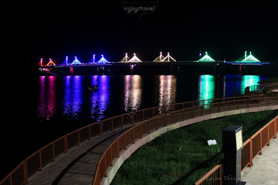 เที่ยวเวียดนาม vnjoytravel vietnam กว๋างจิ Quang Tri ท่าเรือถาฮัว  ท่าลอยดอกไม้ ben tha hoa den tuong niem thach han