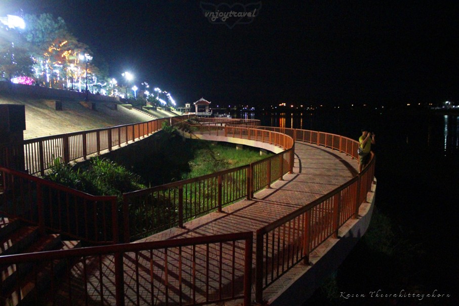 เที่ยวเวียดนาม vnjoytravel vietnam กว๋างจิ Quang Tri ท่าเรือถาฮัว  ท่าลอยดอกไม้ ben tha hoa den tuong niem thach han