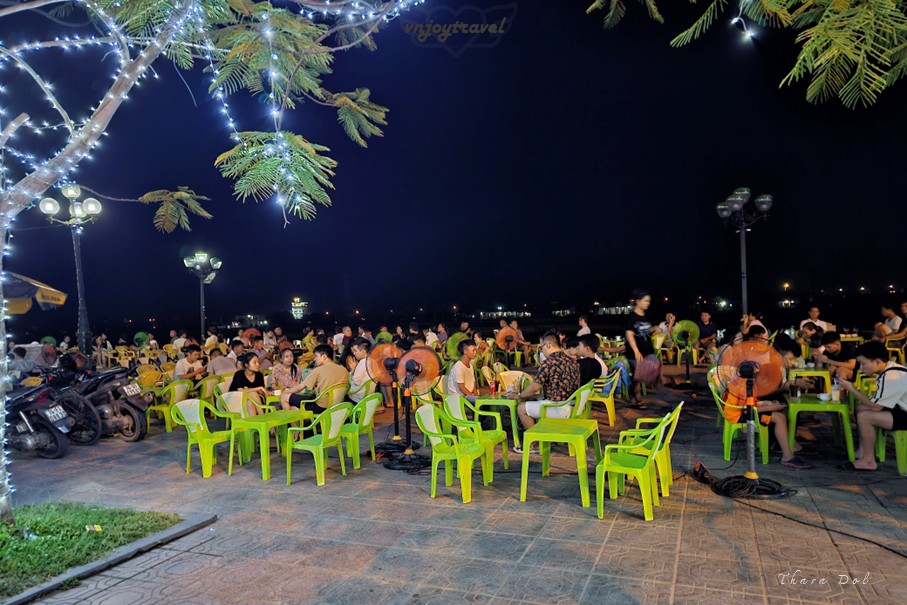 เที่ยวเวียดนาม vnjoytravel vietnam กว๋างจิ Quang Tri ท่าเรือถาฮัว  ท่าลอยดอกไม้ ben tha hoa den tuong niem thach han