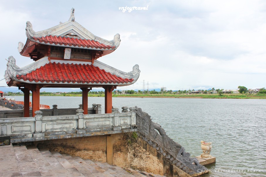 เที่ยวเวียดนาม vnjoytravel vietnam กว๋างจิ Quang Tri ท่าเรือถาฮัว  ท่าลอยดอกไม้ ben tha hoa den tuong niem thach han