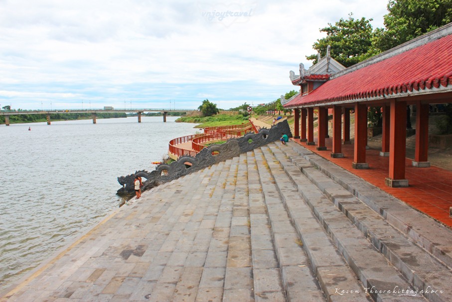 เที่ยวเวียดนาม vnjoytravel vietnam กว๋างจิ Quang Tri ท่าเรือถาฮัว  ท่าลอยดอกไม้ ben tha hoa den tuong niem thach han