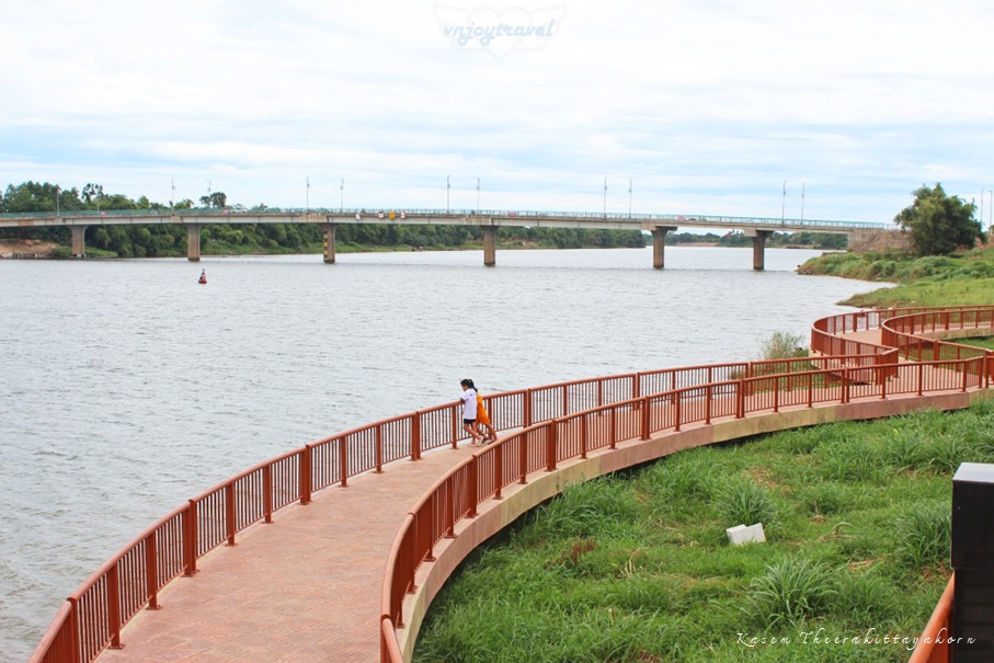 เที่ยวเวียดนาม vnjoytravel vietnam กว๋างจิ Quang Tri ท่าเรือถาฮัว  ท่าลอยดอกไม้ ben tha hoa den tuong niem thach han
