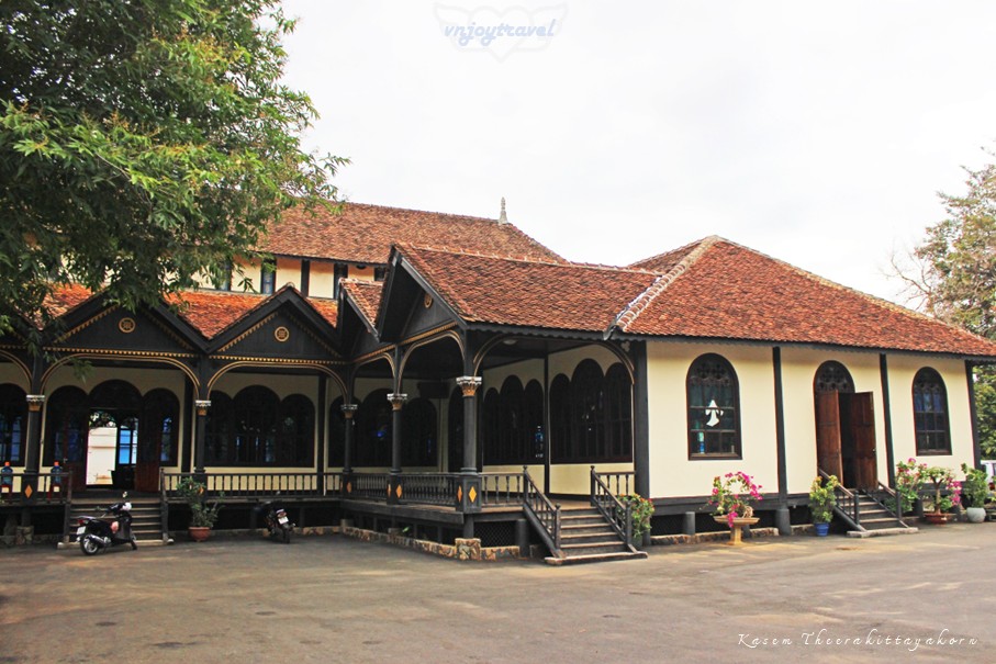 เที่ยวเวียดนาม vnjoytravel vietham กอนตูม kon tum kontum โบสถ์ไม้กอนตูม  nha tho go kon tum wooden church