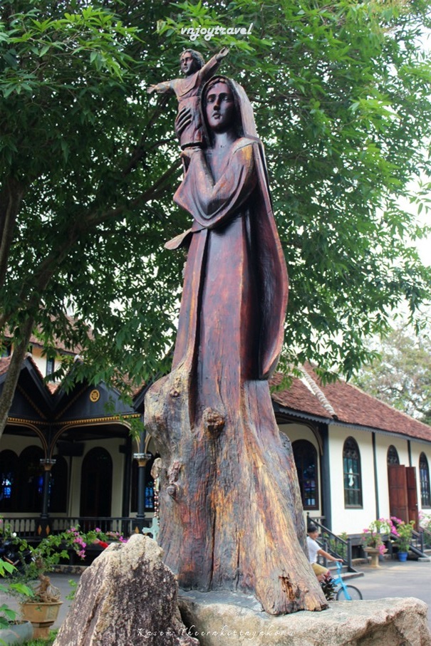 เที่ยวเวียดนาม vnjoytravel vietham กอนตูม kon tum kontum โบสถ์ไม้กอนตูม  nha tho go kon tum wooden church
