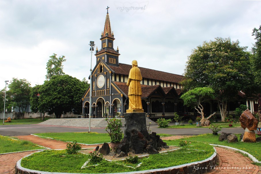 เที่ยวเวียดนาม vnjoytravel vietham กอนตูม kon tum kontum โบสถ์ไม้กอนตูม  nha tho go kon tum wooden church