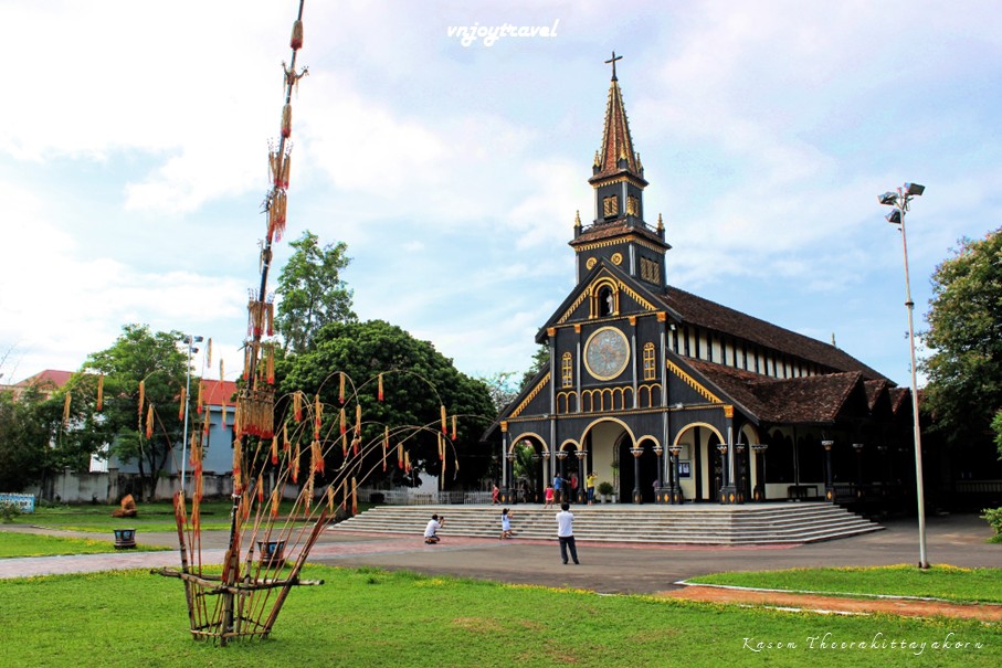 เที่ยวเวียดนาม vnjoytravel vietham กอนตูม kon tum kontum โบสถ์ไม้กอนตูม  nha tho go kon tum wooden church