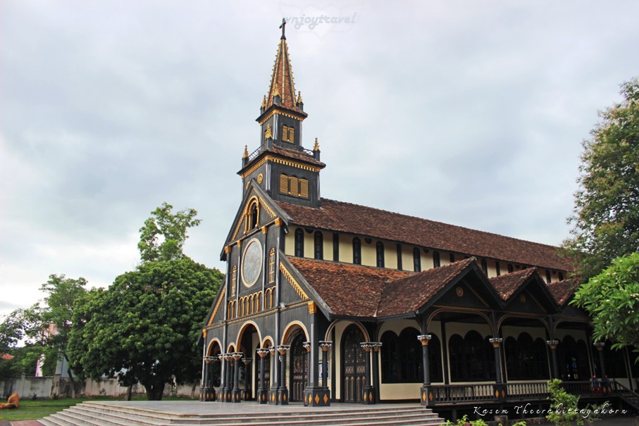 เที่ยวเวียดนาม vnjoytravel vietham กอนตูม kon tum kontum โบสถ์ไม้กอนตูม  nha tho go kon tum wooden church