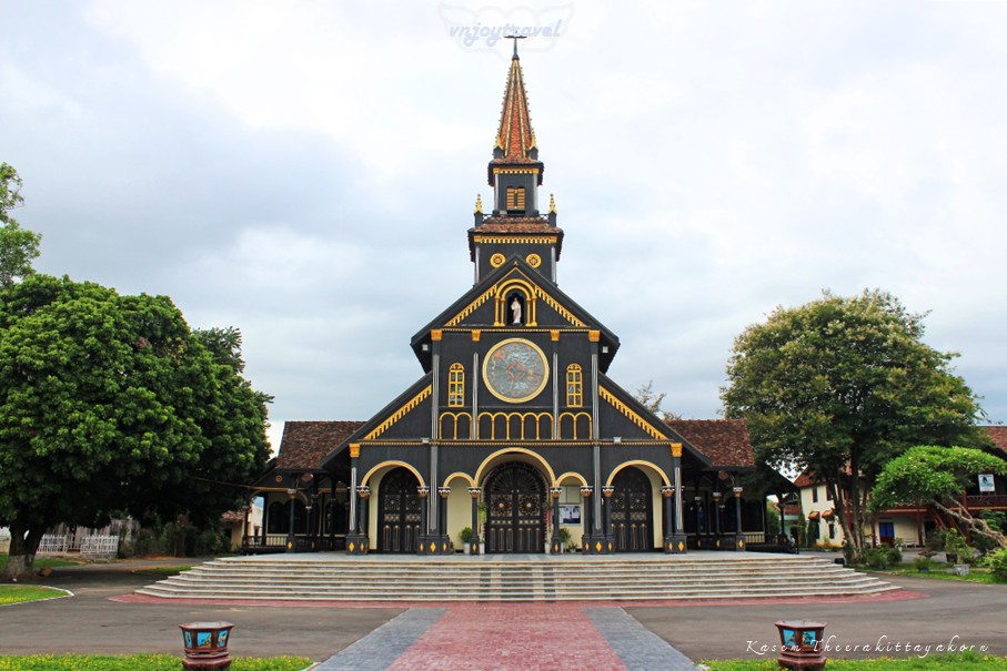 เที่ยวเวียดนาม vnjoytravel vietham กอนตูม kon tum kontum โบสถ์ไม้กอนตูม  nha tho go kon tum wooden church