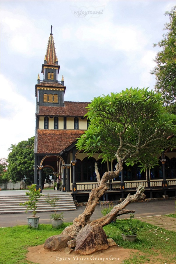 เที่ยวเวียดนาม vnjoytravel vietham กอนตูม kon tum kontum โบสถ์ไม้กอนตูม  nha tho go kon tum wooden church